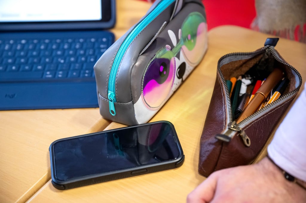 Vom Pausenhof bis ins Klassenzimmer: Das Smartphone ist an Schulen allgegenwärtig. (Symbolbild)