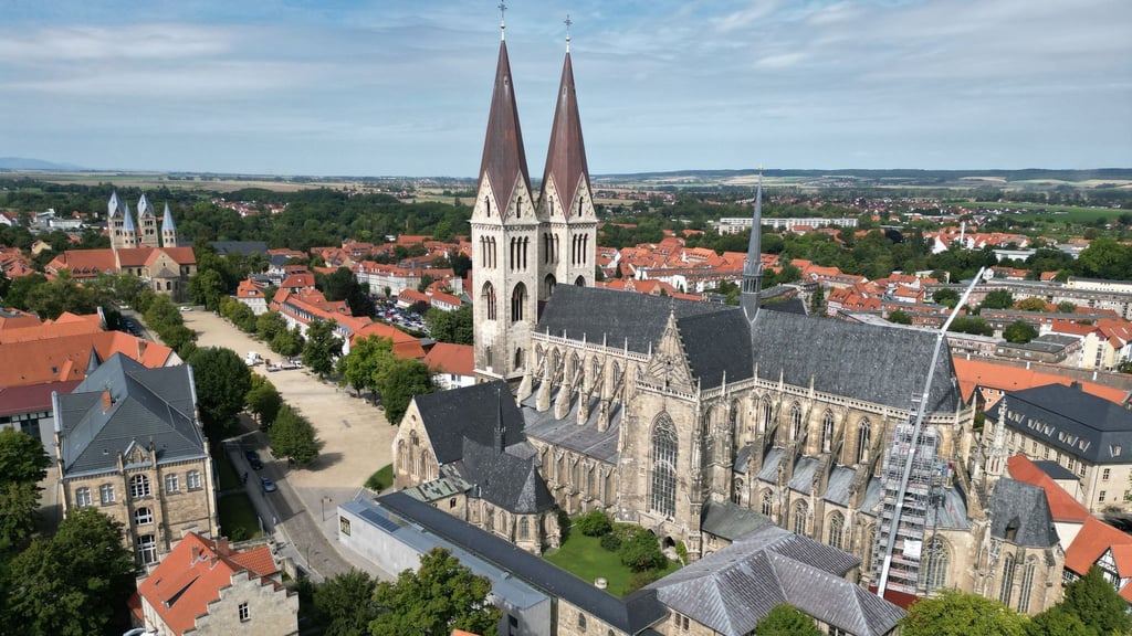 Die Chronik des historischen Bistums Halberstadt – hier der Halberstädter Dom – verlegt Ludolfs Geburtsort „unter dem Stecklenberg“.