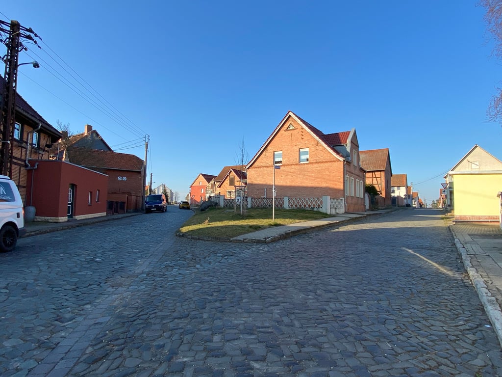 Blick auf Ratsstraße (links) und Gartenstraße (rechts) in Emersleben. Eigentlich sollten die längst saniert sein.