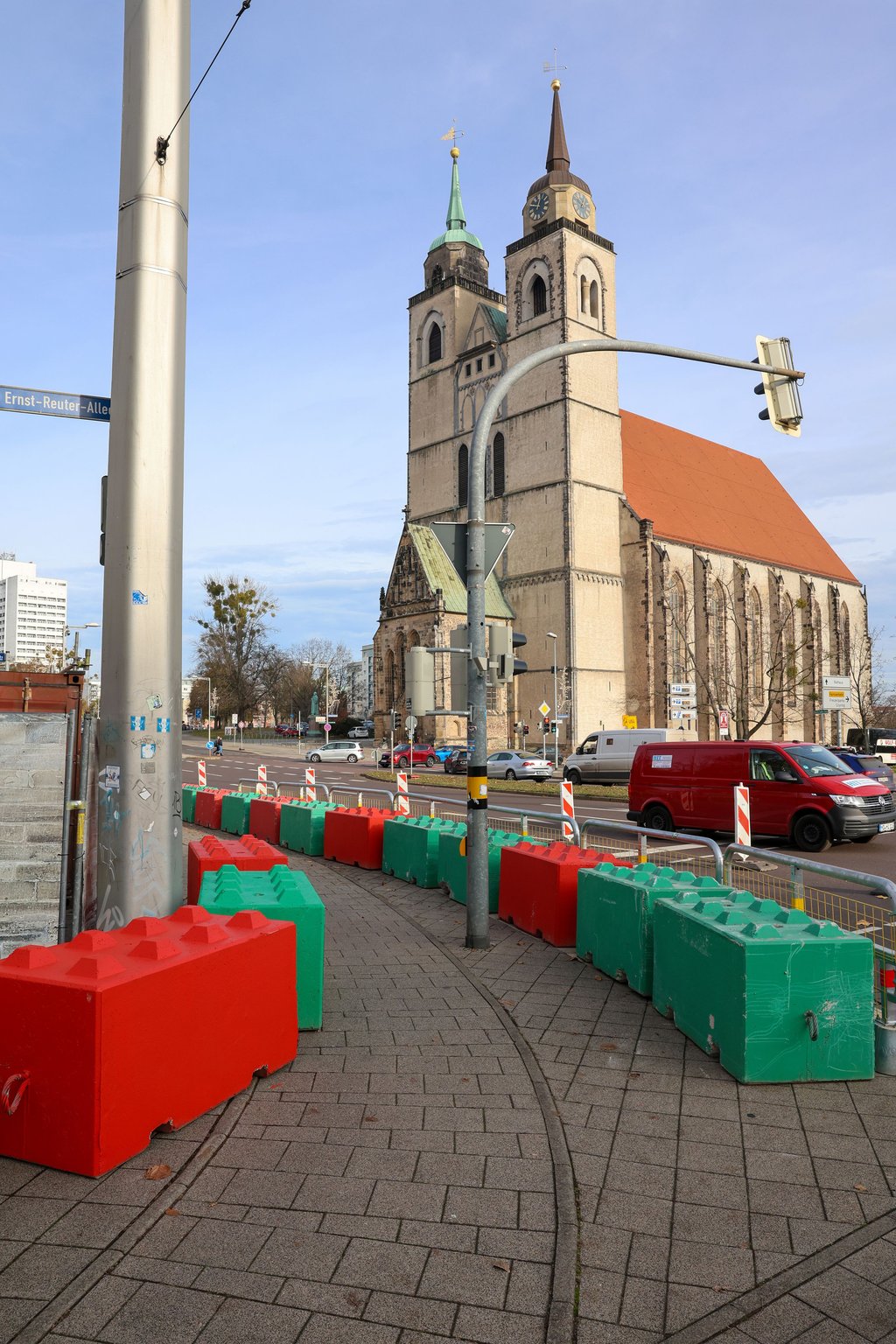 Betonsperren sollen den Weihnachtsmarkt in Magdeburg sichern. Das Konzept steht aber in der Kritik.