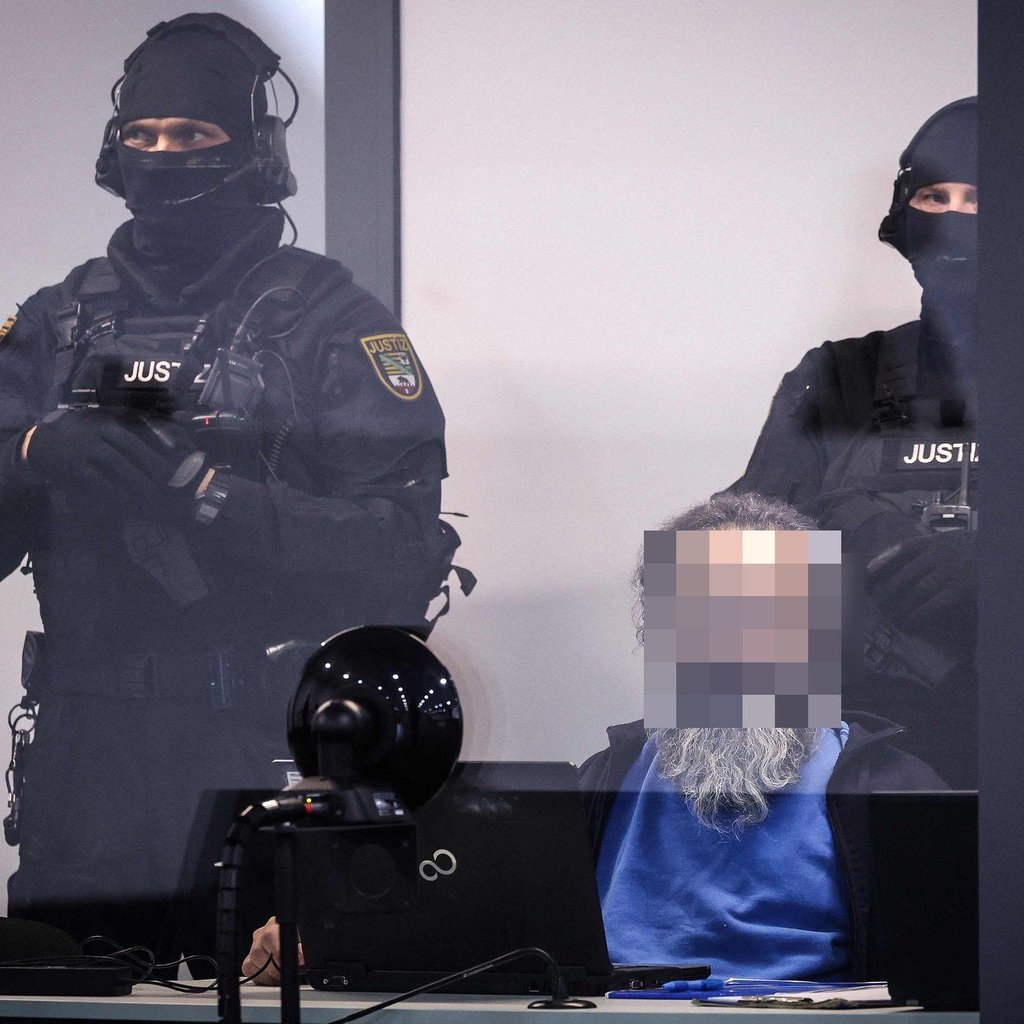 Gefesselt und in einem schusssicheren Kasten verfolgt Taleb A. den Prozess gegen ihn.