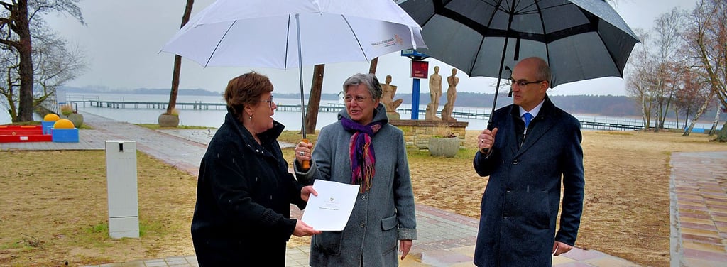 Stadtratsvorsitzende Christel Tiemann (Mitte) und Bürgermeister Norman Klebe erhielten von Ministerin Petra Grimm-Benne  Ende Februar den Fördermittelbescheid. In Sachen Spielgeräte ist die Kommune noch nicht viel weiter.