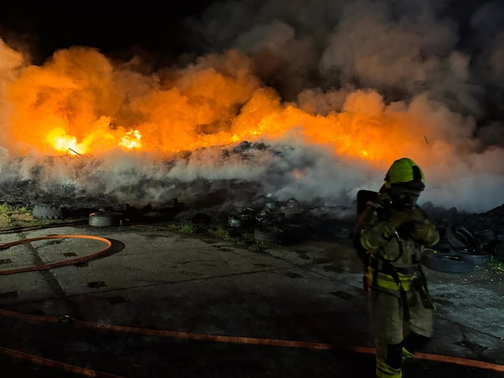 Brennende Reifen sorgen für starke Rauchentwicklung in und um Könnern.