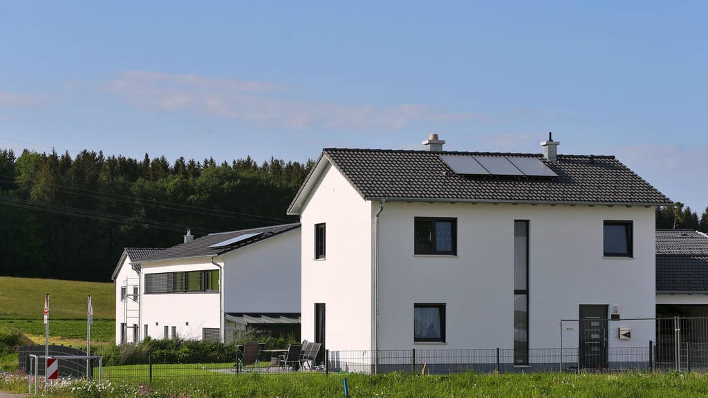 Beim Kauf eines bebauten Grundstücks für die Vermietung können die Kosten für Gebäude, Nebengebäude und Außenanlagen über die Jahre abgeschrieben werden.