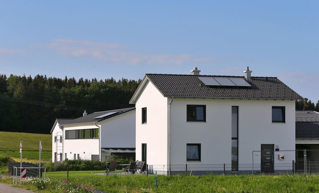 Beim Kauf eines bebauten Grundstücks für die Vermietung können die Kosten für Gebäude, Nebengebäude und Außenanlagen über die Jahre abgeschrieben werden.