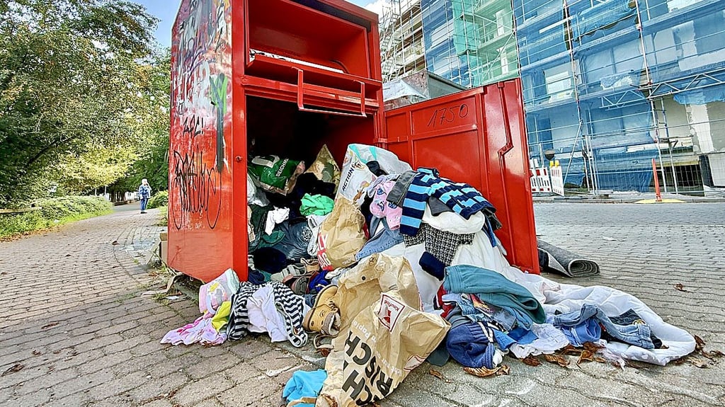 Ein aufgebrochener  Kleidercontainer  in der Ringstraße in Dessau-Roßlau.