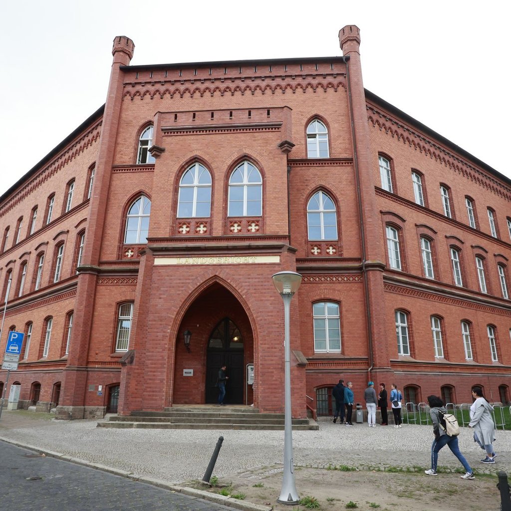 Bei einem Prozess am Landgericht in Stendal ist ein Schöffe betrunken erschienen.