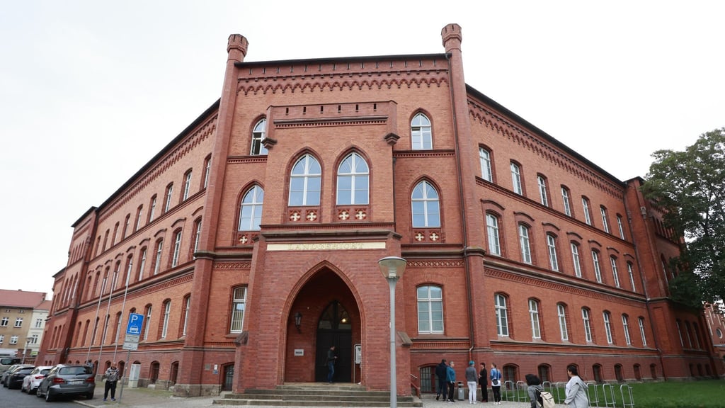 Bei einem Prozess am Landgericht in Stendal ist ein Schöffe betrunken erschienen.