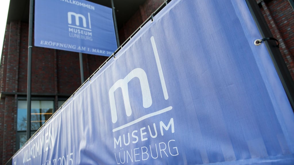 Eine Ausstellung in Lüneburg zeigt, wie Menschen mit Tattoos ihr selbstverletzendes Verhalten überwinden.