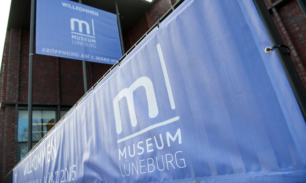 Eine Ausstellung in Lüneburg zeigt, wie Menschen mit Tattoos ihr selbstverletzendes Verhalten überwinden.