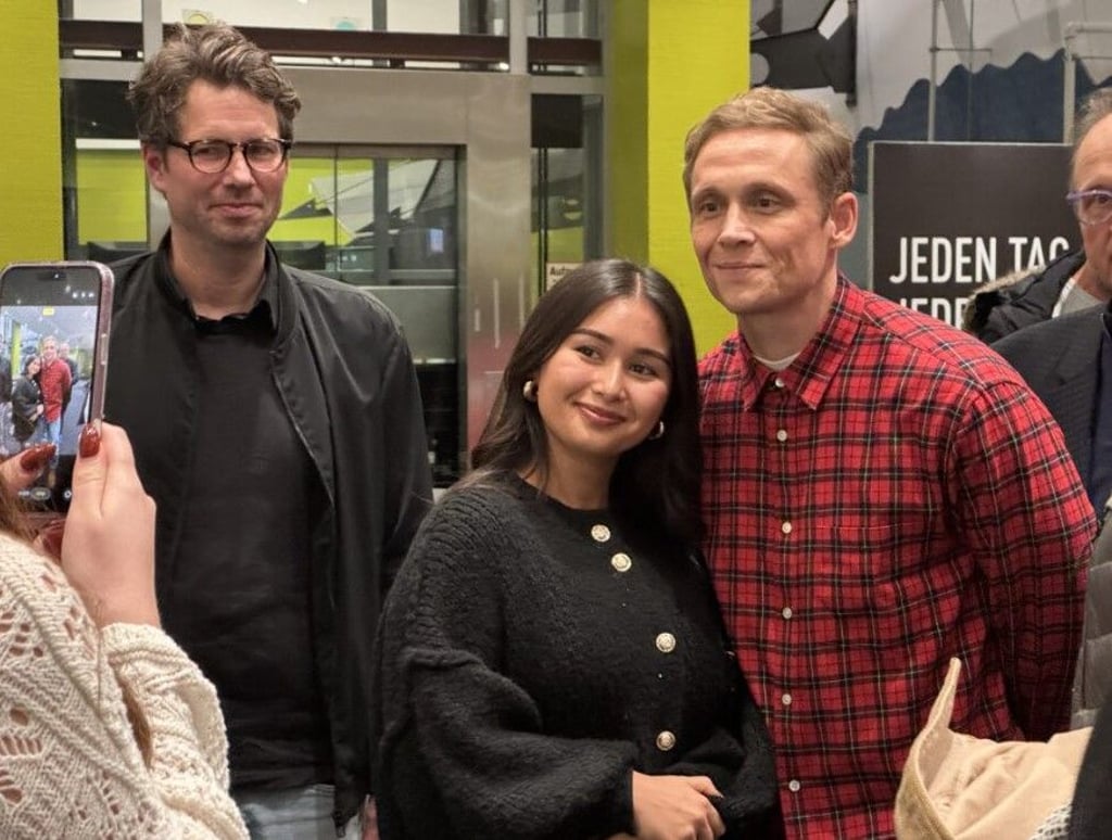 Matthias Schweighöfer nimmt sich Zeit für seine Fans. Geduldig posiert er im Cinemaxx Halle für Selfies, bevor der Film startet.