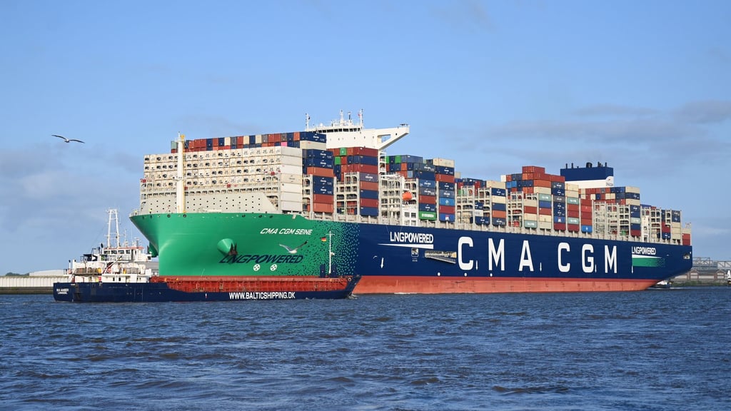 Die französische Reederei CMA CGM will künftig nicht nur mit ihren Schiffen in Hamburg präsent sein.