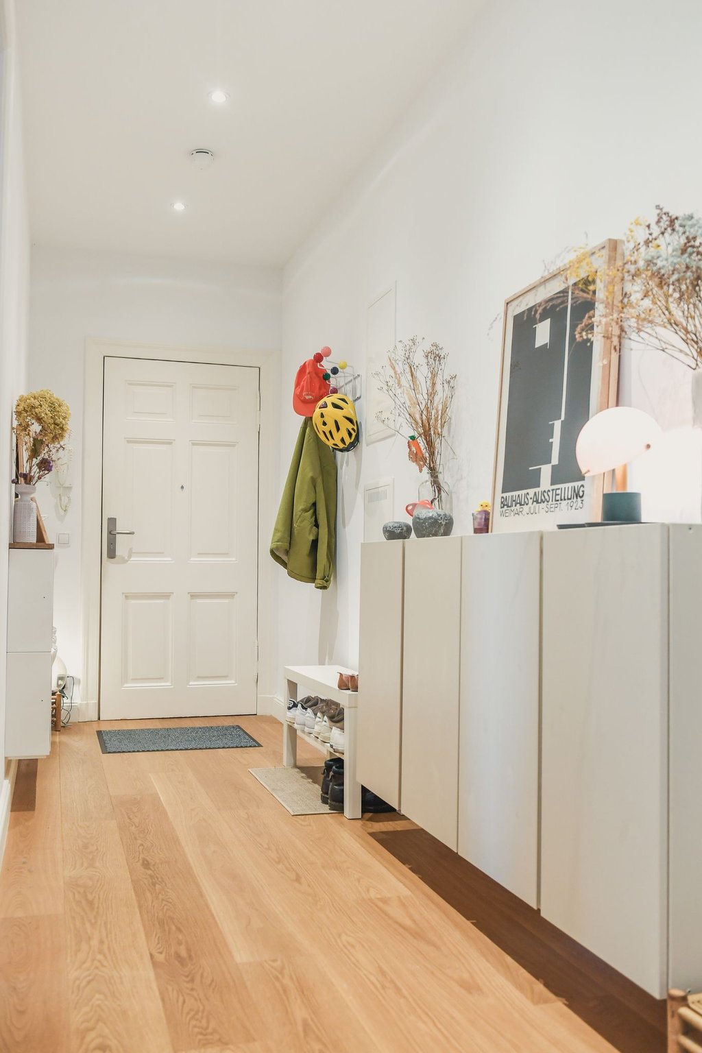 Helle Farben und gute Beleuchtung machen den Flur freundlicher: Mehrere Lichtquellen schaffen eine angenehme Atmosphäre.