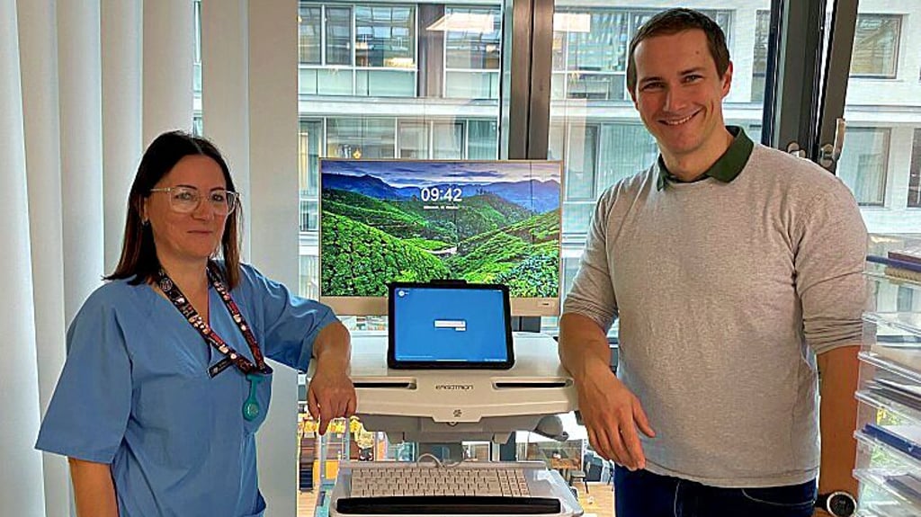 Schwester Manuela Jagla und  Oliver Engel, Digitalisierungskoordinator des Klinikums, zeigen  eines der neuen Tablets.