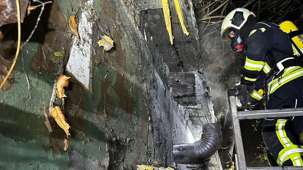 Bei Eintreffen der Feuerwehr hatte die Polizei schon erste Maßnahmen zur Brandbekämpfung eingeleitet. Die Kameraden brachten die Lage dann schnell unter Kontrolle.