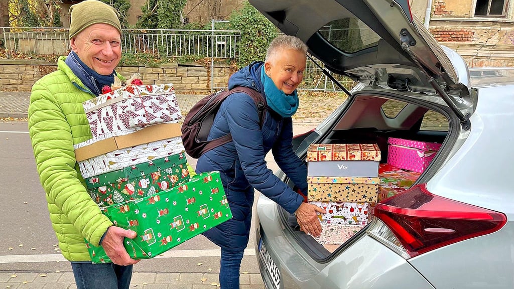 Angelika und Norbert Krug haben Päckchen in Droyßig abgeholt. 