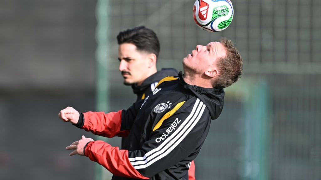 Bundestrainer Nagelsmann jongliert vor dem Training mit einem Ball.