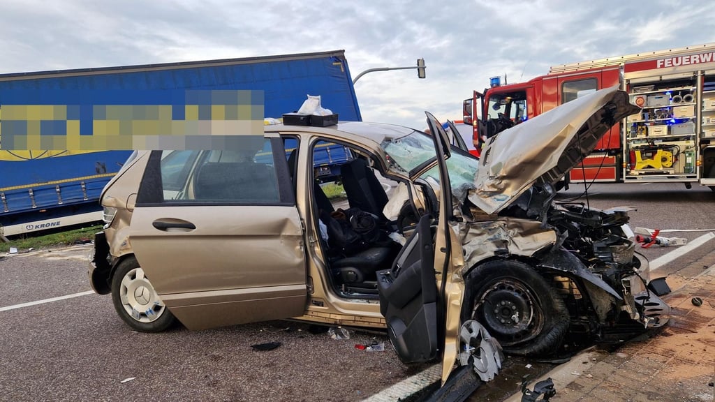 Bei dem Zusammenstoß nahe der A14 wurde der Fahrer des Pkw schwer verletzt.