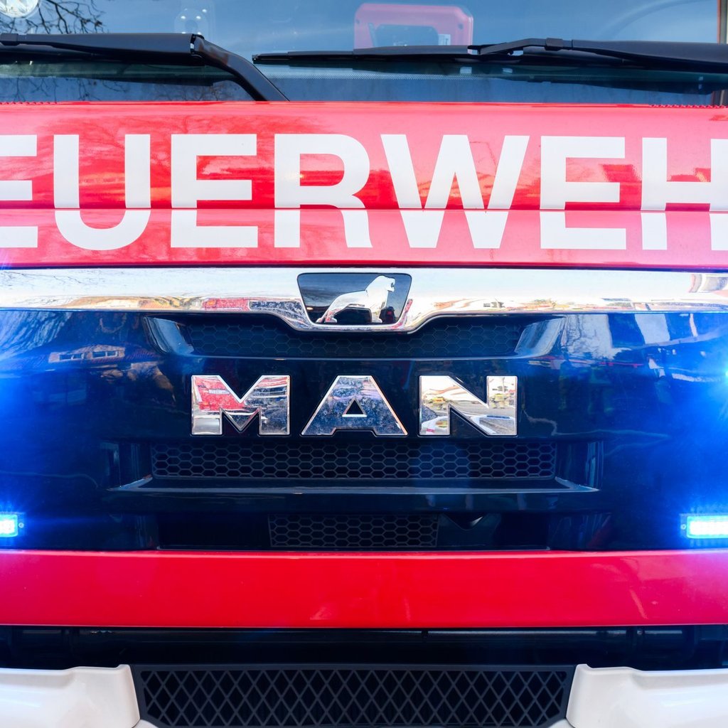 Halberstadts Feuerwehr rückt nicht nur zum Löschen von Bränden aus, unter anderem auch zum Auspumpen von Kellern.