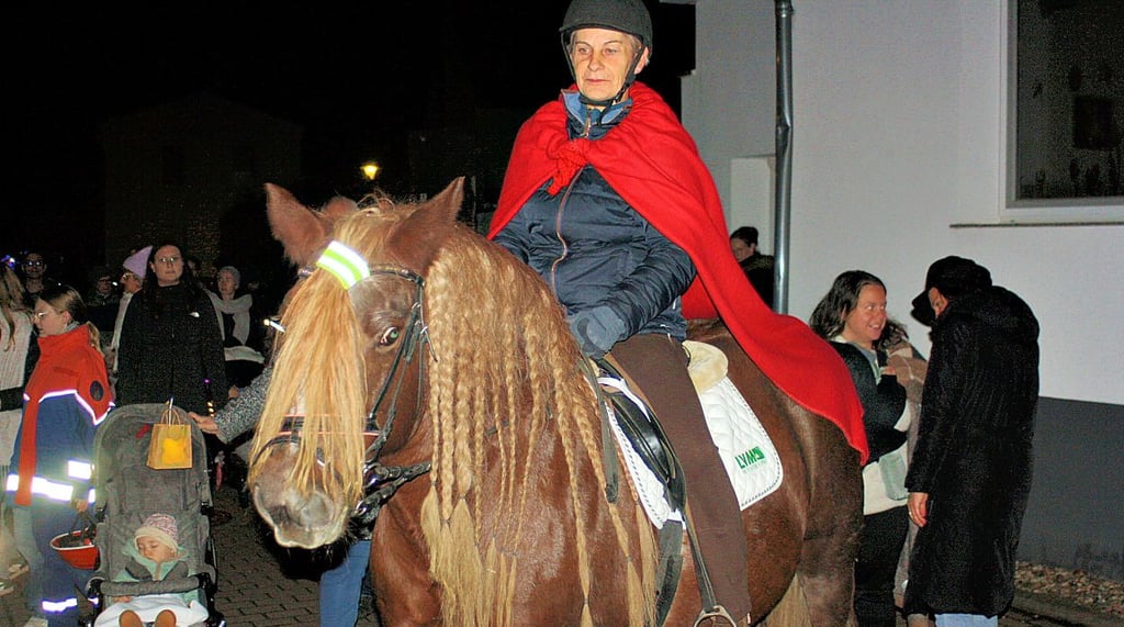Jeanette Neumann in der Rolle des heiligen Martin. 