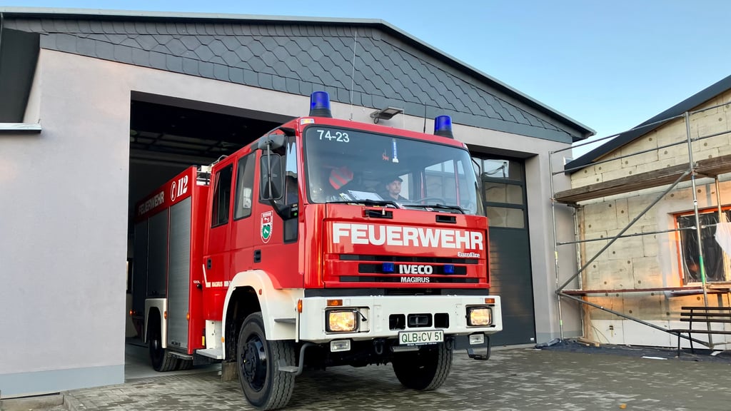 Westerhausens Feuerwehrleute kommen jetzt problemlos aus der neuen Fahrzeughalle. Nebenan ist der Altbau, der aktuell umgebaut wird.