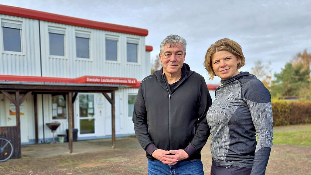 Peter Ludwig, Präsident des Stendaler Leichtathletikvereins, und Kathleen Konieczny, Vizepräsidentin für den Bereich Finanzen, stecken viel Geld in Reparaturen des alten Containerbaus, der als Vereinsheim dient.