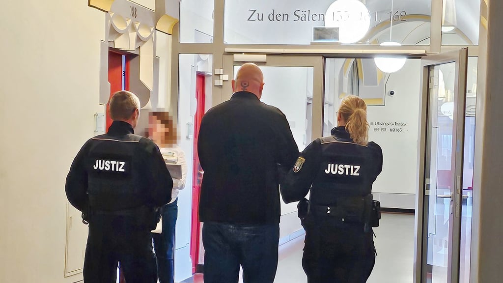 Der Angeklagte  (M.) musste sich wegen verschiedenster Straftaten vor dem Landgericht verantworten. Jetzt fiel das Urteil.