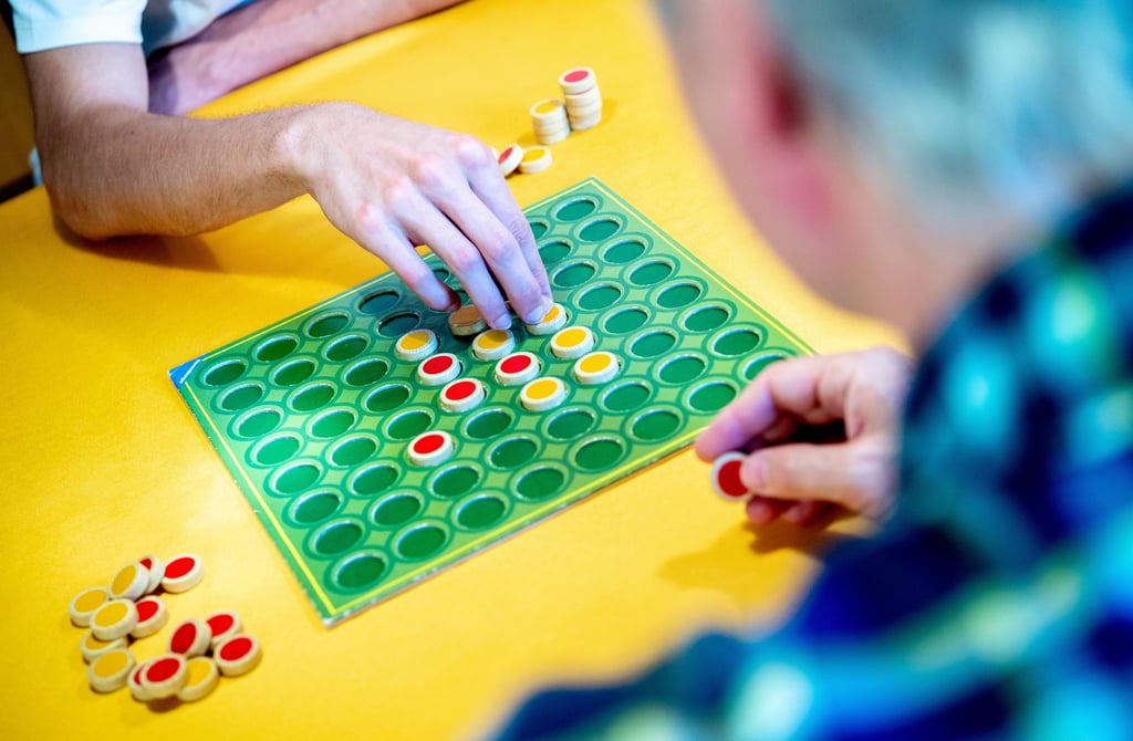 In der Bibliothek kann zwei Mal im Monat beim Spieletreff ausgelassen gelacht werden.