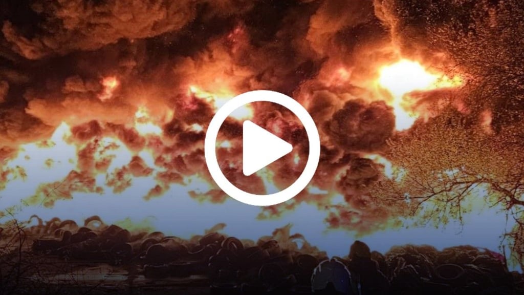 Tausende Reifen standen  in einem Silo in Könnern in Flammen. 