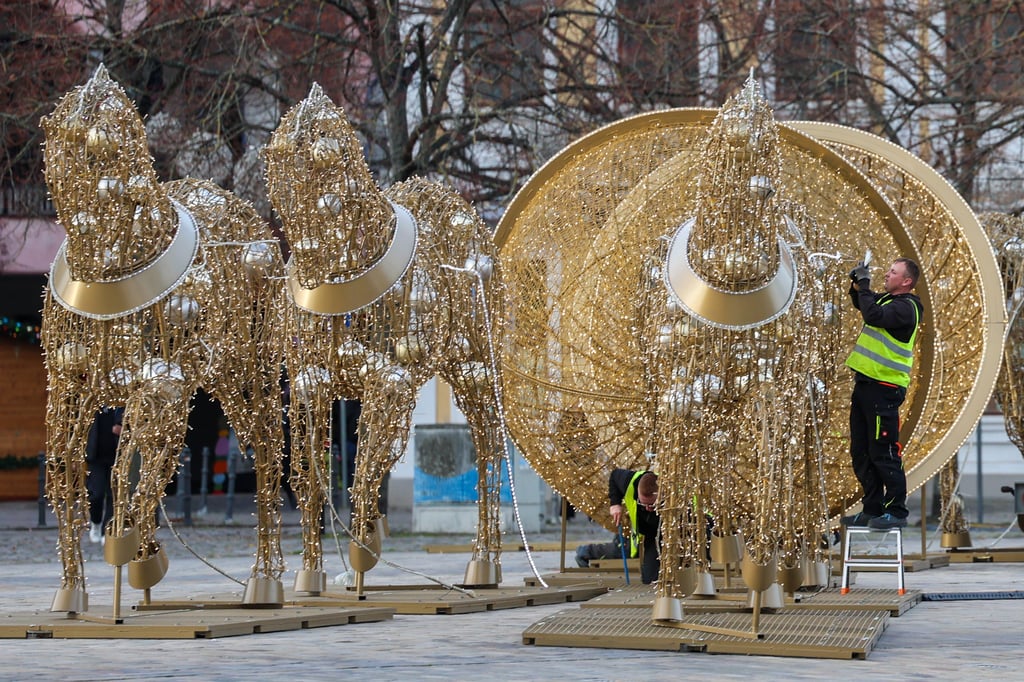 Auf dem Domplatz werden aktuell die Elemente der Lichterwelt Magdeburg aufgebaut. Hier der Halbkugelversuch von Otto von Guericke.