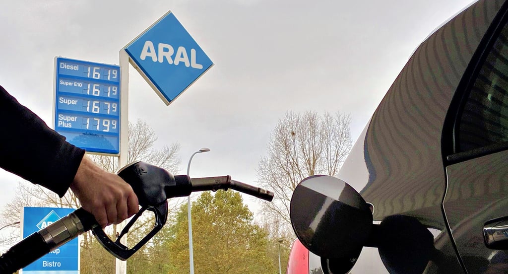 An der Aral-Tankstelle sind die „auffällig hohen“ Preise im Osten anscheinend nicht bemerkbar. 