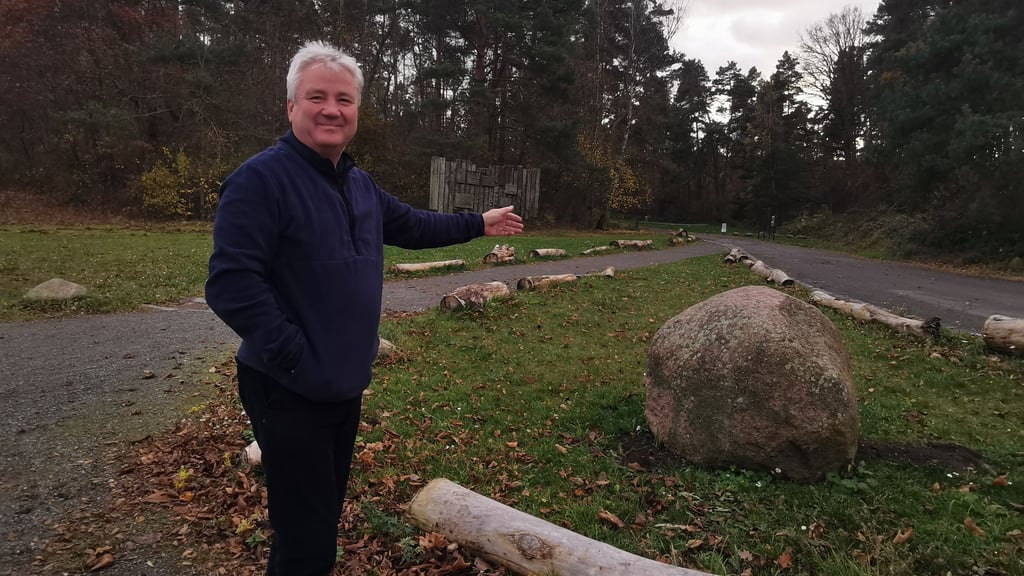 Hier am Eingang der Gedenkstätte Langenstein-Zwieberge wäre Platz für eine  Buswendeschleife, meint Langensteins Ortsbürgermeister Holger Werkmeister.