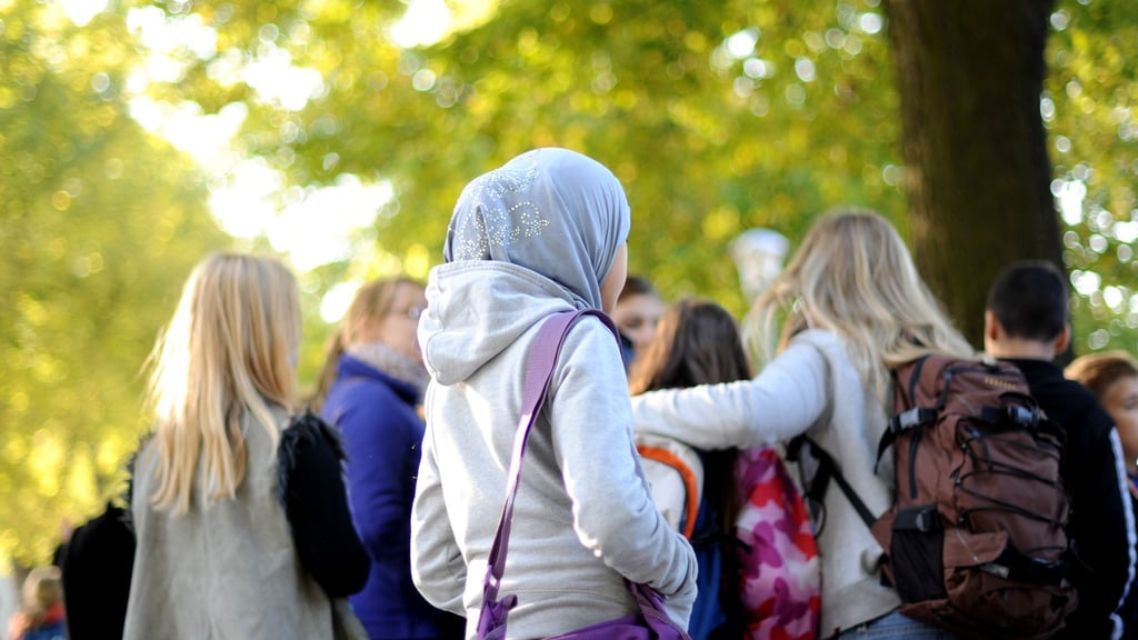 Für die Regel, das Tragen von Kopftüchern nur auf Antrag erlauben zu wollen, musste eine Schule in Melle viel Kritik einstecken - und ist inzwischen zurückgerudert. (Archivfoto)