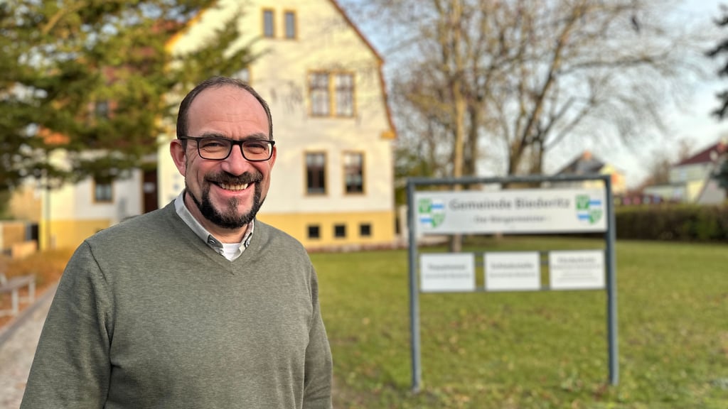 Gemeindebürgermeister Kay Gericke vor dem Biederitzer Rathaus. 