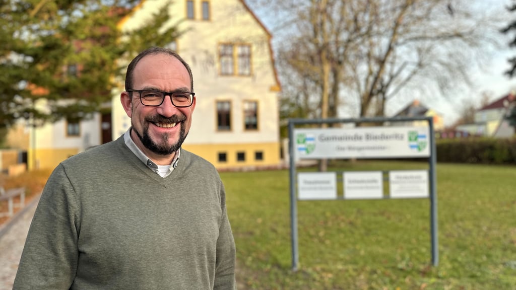 Gemeindebürgermeister Kay Gericke vor dem Biederitzer Rathaus. 