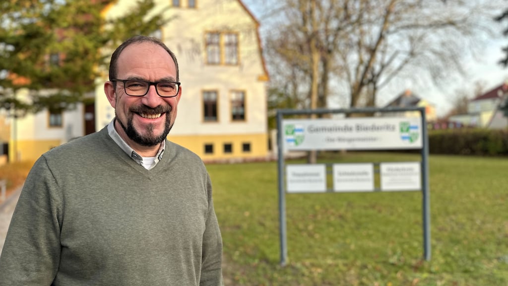 Gemeindebürgermeister Kay Gericke vor dem Biederitzer Rathaus. 