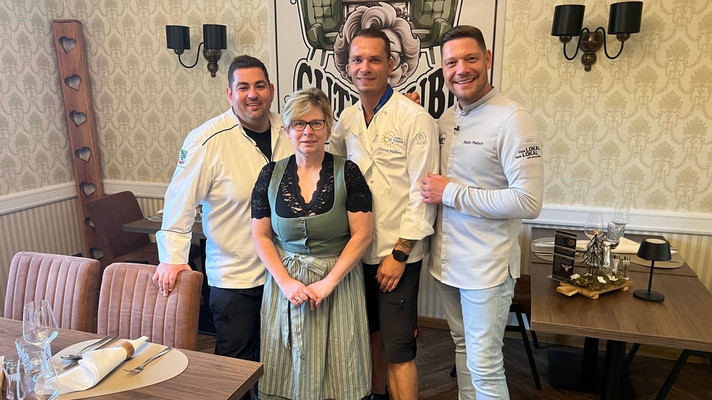 Koch Sascha Oldenburg (links) mit seinem Partner Christian Wallborn, sowie Heike Claus und Sternekoch Robin Pietsch stehen gemeinsam im Restaurant „Villa Lilo“.