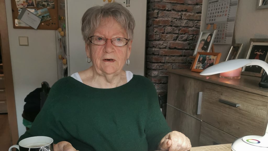 Jede Menge Schriftverkehr: Monika Schrader fühlt sich ungerecht behandelt von der WGH in Halberstadt.