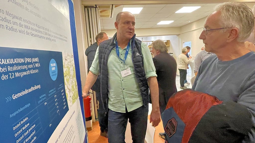 Wie Hans-Henning Bengsch (r.)  aus Kleinwulkow nutzen viele Besucher die Möglichkeit, an Thementischen mit Enertrag-Mitarbeitern über das bevorstehende Projekt bei Redekin ins Gespräch zu kommen. 