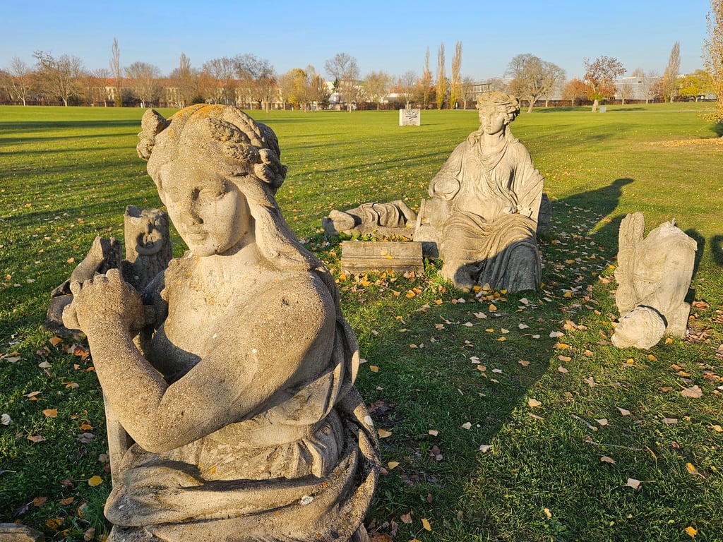 Rechts im Bild ist ein Vandalismusschaden im Elbauenpark Magdeburg zu erkennen.