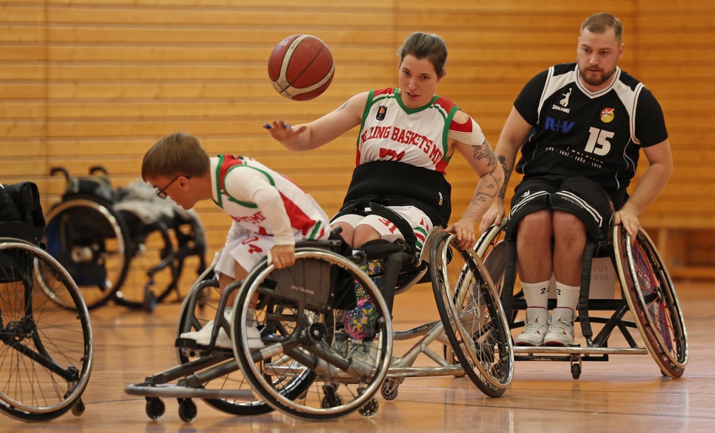 Ronja Holze (am Ball) führt mit den Rolling Baskets die Tabelle in der Oberliga an.