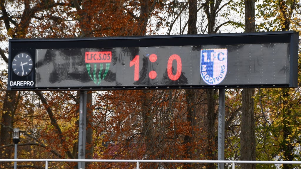 Der 1. FC Magdeburg liegt zur Halbzeit gegen den 1. FC Schweinfurt 05 mit 0:1 zurück.