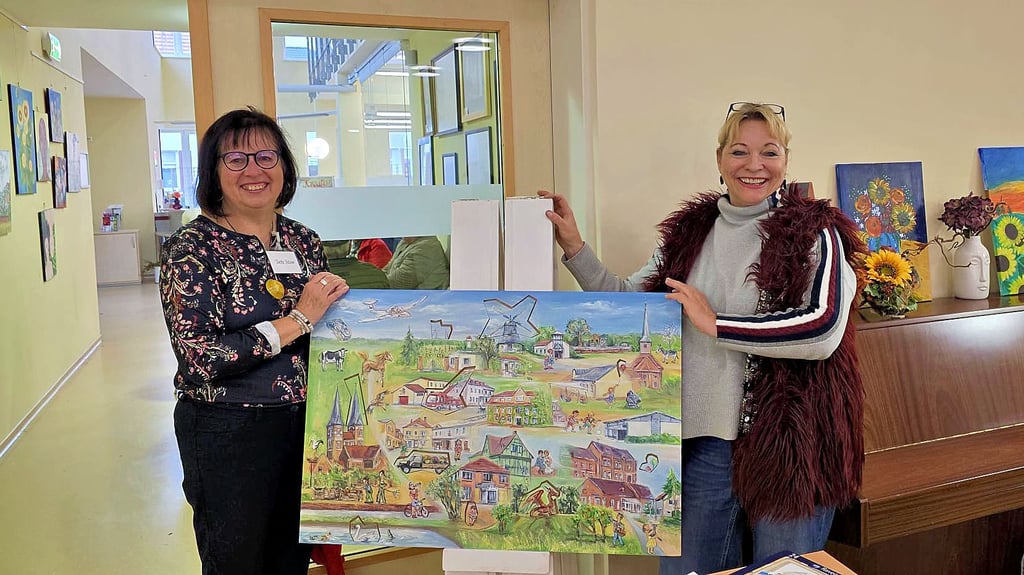 Yvette Below (links), Vorsitzende des Förder- und Heimatvereins Stadt und Kloster Jerichow, dankt Künstlerin Rieke Schmieder für das große Stadtbild im Puzzleformat.
