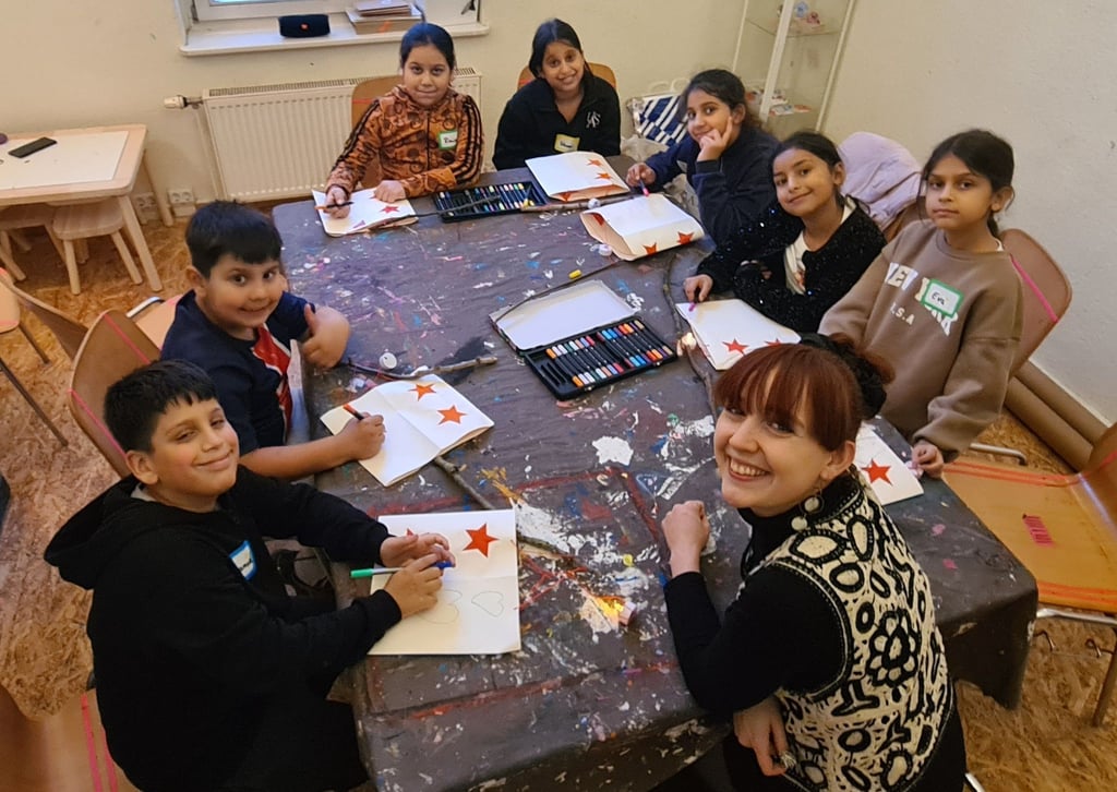 Emanuel (v. l.), Paul, Raisa, Andrea, Sefora und Eva mit „Villa-wertvoll“-Kunstleiterin Laura beim Basteln.