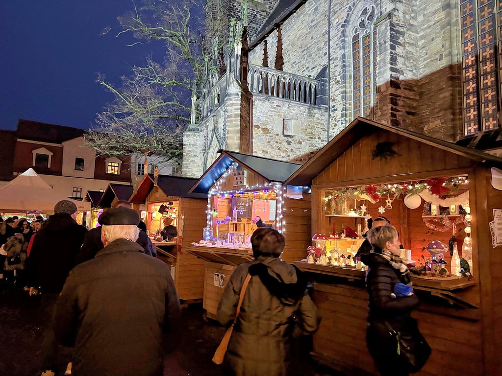Auf dem Weihnachtsmarkt der Werbegemeinschaft für die Bachstadt Köthen erwarten Besucher verschiedene Buden, Fahrgeschäfte und Programmpunkte.