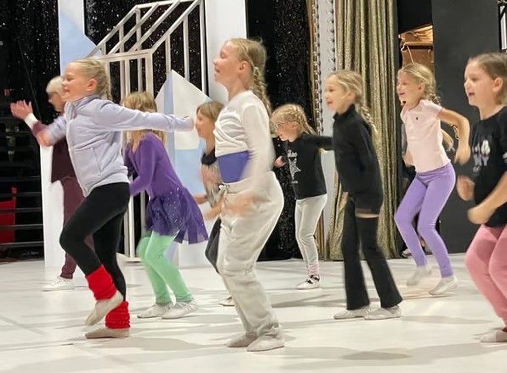 Mit Begeisterung sind die kleinen Tänzerinnen des Tanzzentrums Nr. 1 bei der Sache.