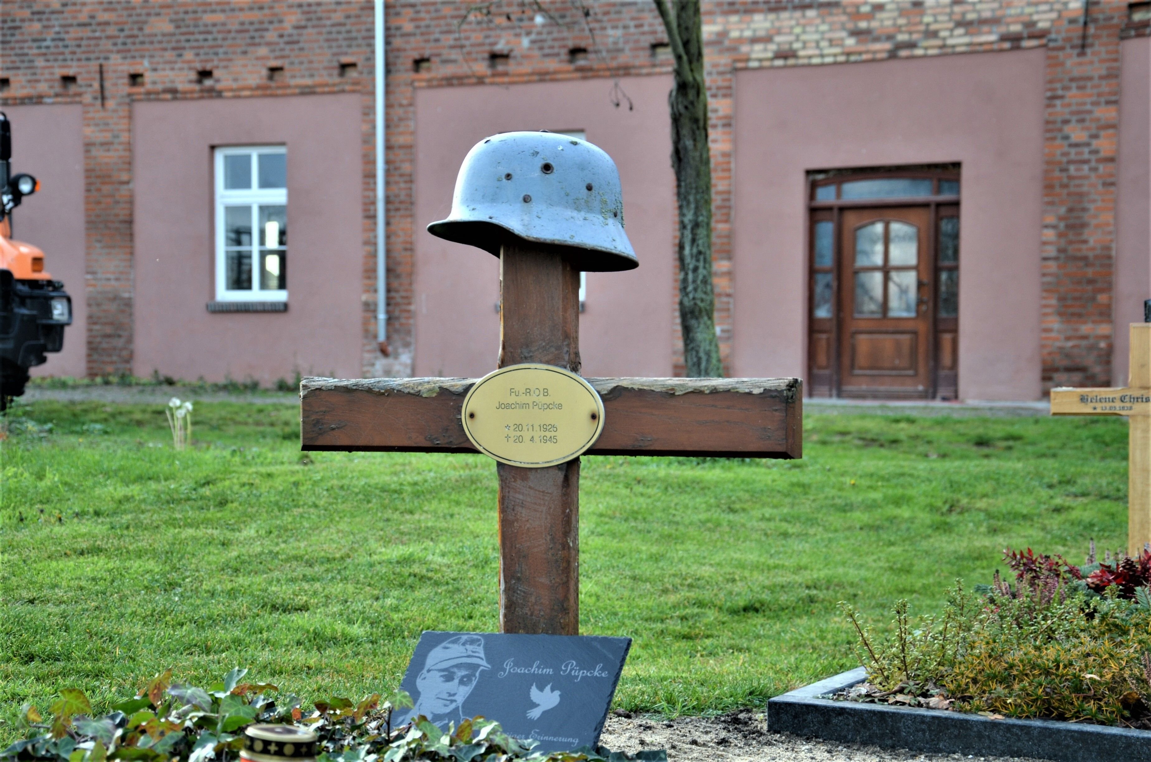 Kriegsgräber zeugen vom Zweiten Weltkrieg: Ein Kreuz in Kermen erzählt Geschichte: Wer war der junge Soldat, der hier 1945 fiel?