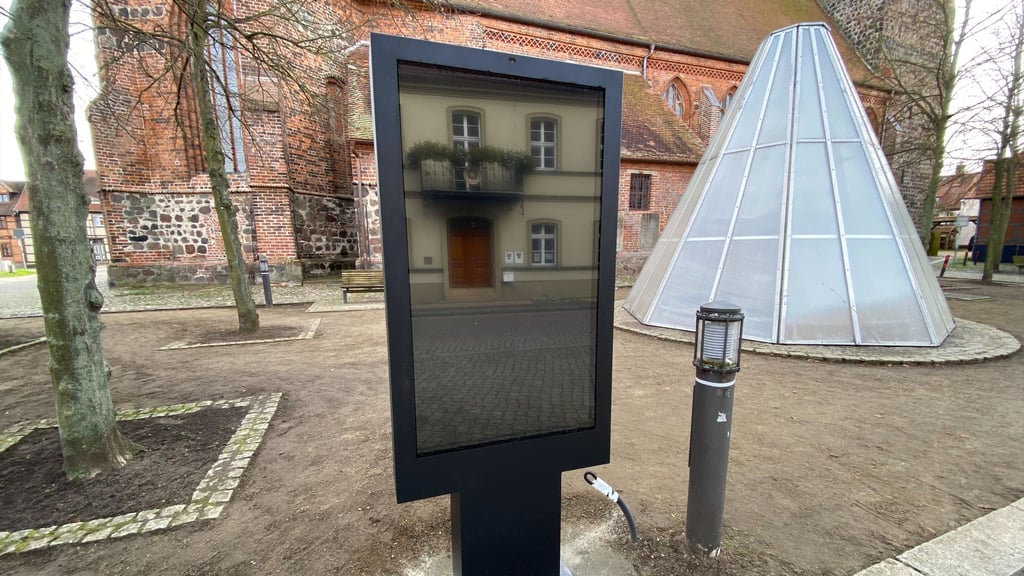 Die neue digitale Informationstafel steht in Osterburg zwischen Rathaus und Kirchel.