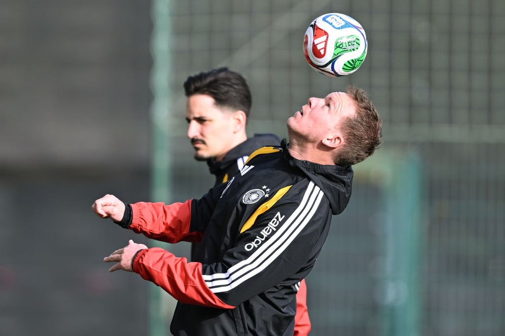 Bundestrainer Nagelsmann jongliert vor dem Training mit einem Ball.
