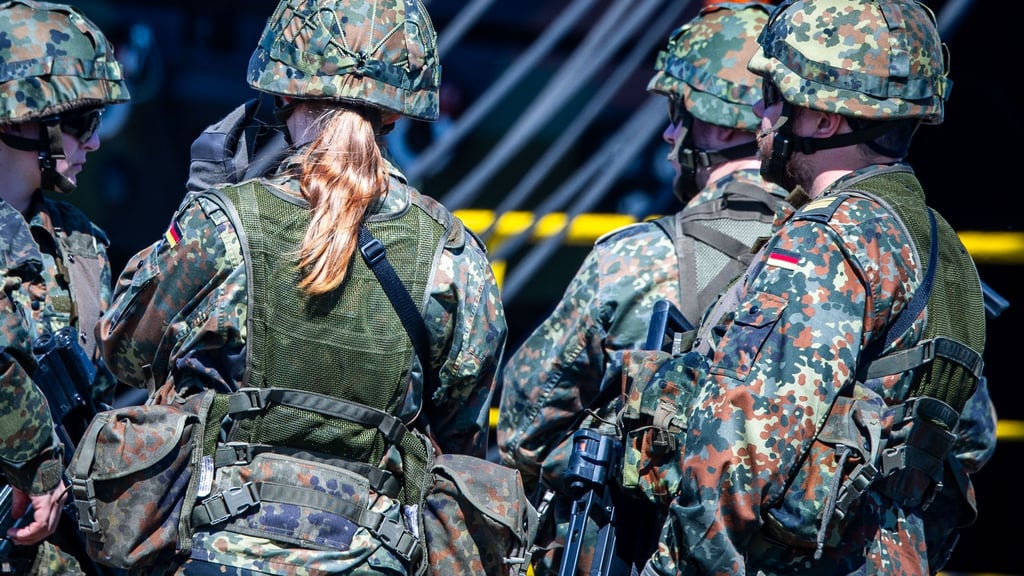 Frauen stehen bei der Bundeswehr alle Bereiche und Laufbahnen offen, nicht nur im zivilen, sondern auch im militärischen Bereich.